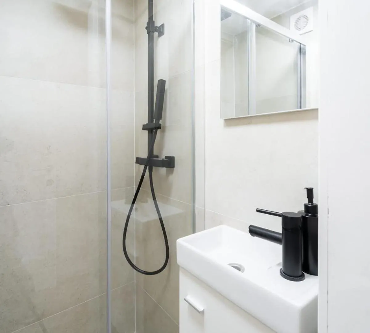 Charming Apartment For 3 In The Heart Of Antwerpia 0*,  Belgia
